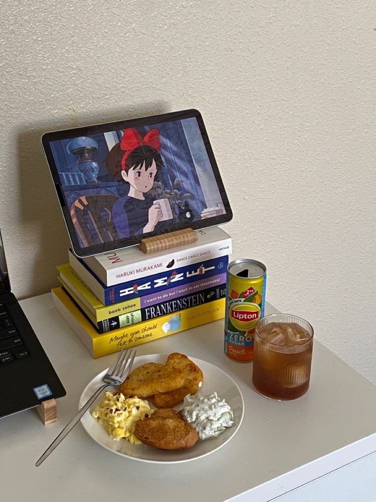 etherealdior's tweet image. always watching something with my meals