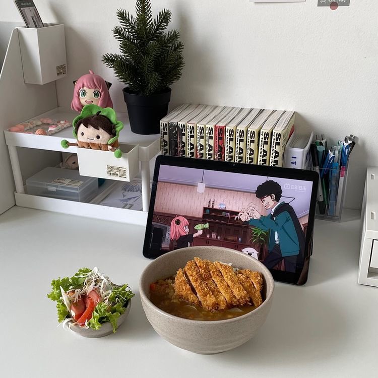 etherealdior's tweet image. always watching something with my meals