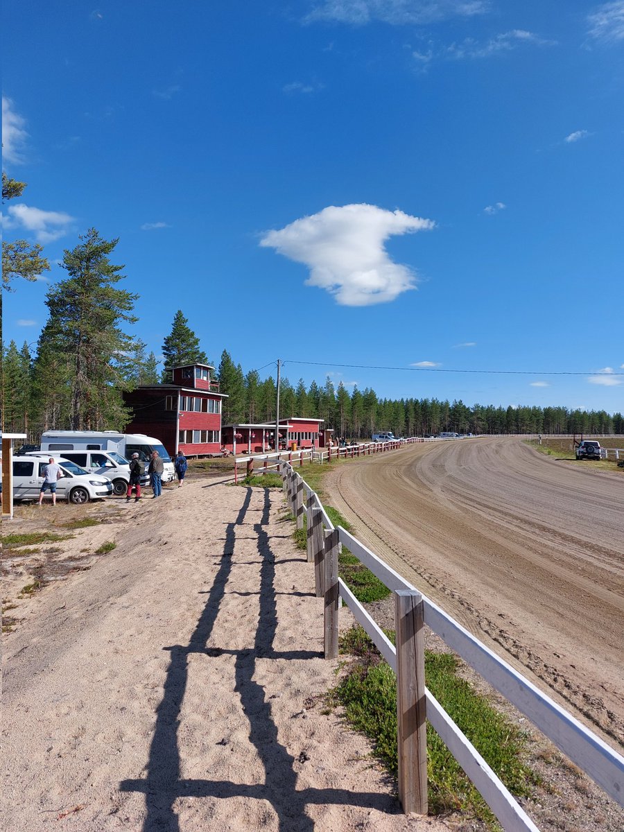 Tervetuloa Kurtakhon! Tänään klo 12 alkaen ravataan Kurtakon perinteiset kesäravit.Päivän teemana on Tapsa Perttusen taiteilijajuhla.Mies ajoi uransa ensimmäisen voiton juurikin tällä radalla 50 vuotta sitten.Liityhän mukaan taajuuksille ja nauti Lapin kesäravien huumasta! #ravit