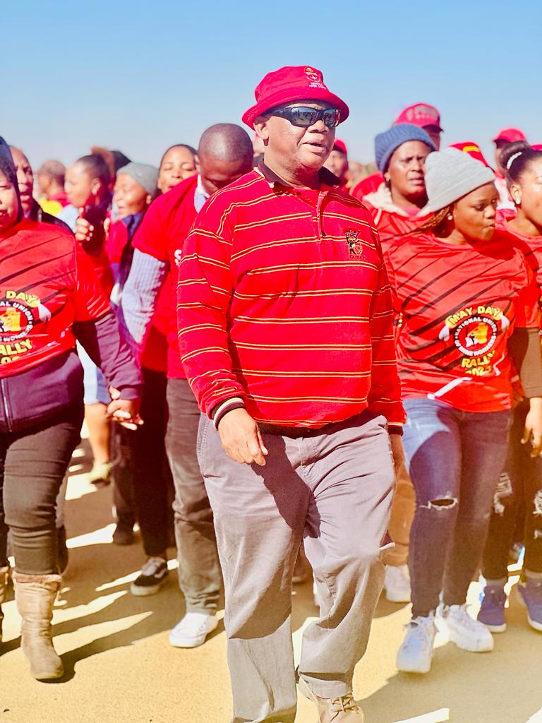 _cosatu's tweet photo. @TshegoMoagi_ @Powerfm987 Workers under Cosatu have given employers fourteen days to respond to the demands of workers #NoToHighInterestRates #NoToUnemployment #NoToCorruption #NoToCrime #NoToAttacksonCollectiveBargaining https://t.co/3AHNN1JUrR