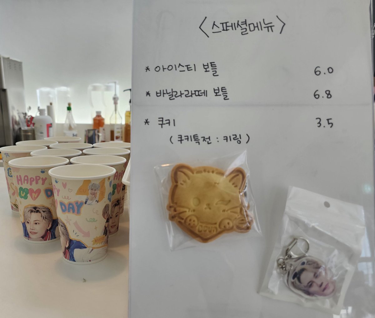 DarkLMJ_'s tweet photo. 20230709 𝘽𝙊𝙐𝙉 𝘿𝘼𝙔 𝘾𝘼𝙁𝙀 ��쨋날

비 이렇게 오는데
생카 가는 나 좀 찐사랑인듯~
이럼서 셀프칭찬 하며 갔는데.....
네. 사랑은 나만 하는게 아니였다는ㅋㅋㅋㅋㅋ쌤들 진짜👍 

영수증 계산자 BOUN🙊😆

#HappyBOUNsDay2023 
#HappyBoun28thDay
#BounDay #Betterwithboun 
#bb0un @bb0un https://t.co/JmkGeJLaJN