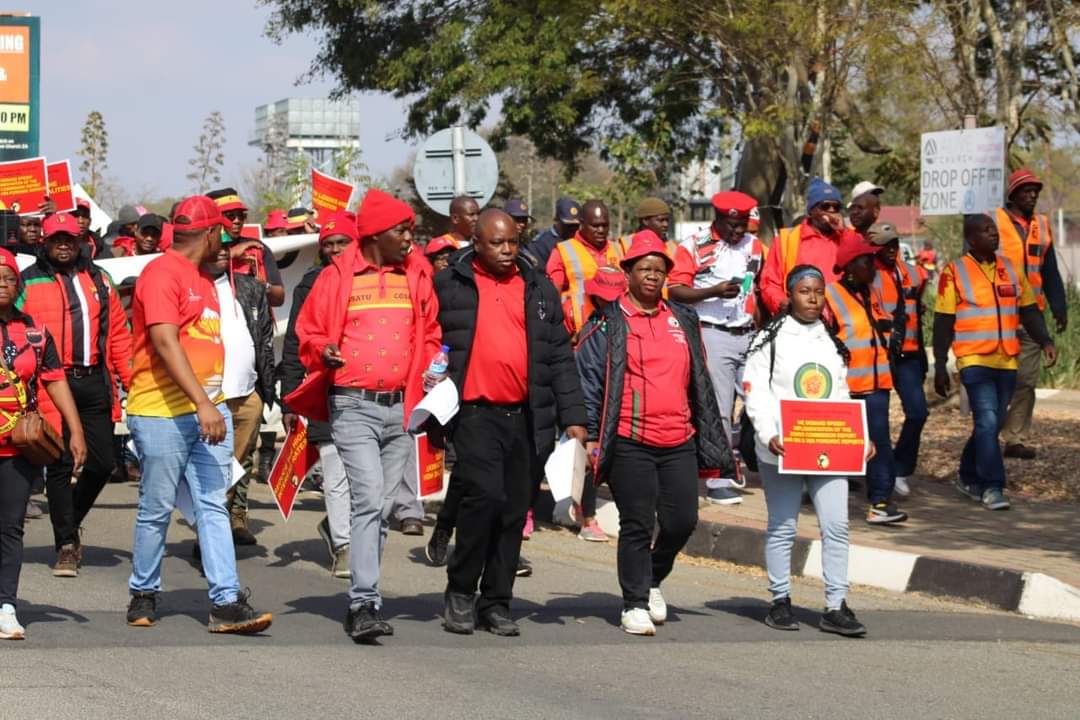 _cosatu's tweet photo. @eNCA Workers under Cosatu have given employers fourteen days to respond to the demands of workers #NoToHighInterestRates #NoToUnemployment #NoToCorruption #NoToCrime #NoToAttacksonCollectiveBargaining https://t.co/xGT2eaaACn