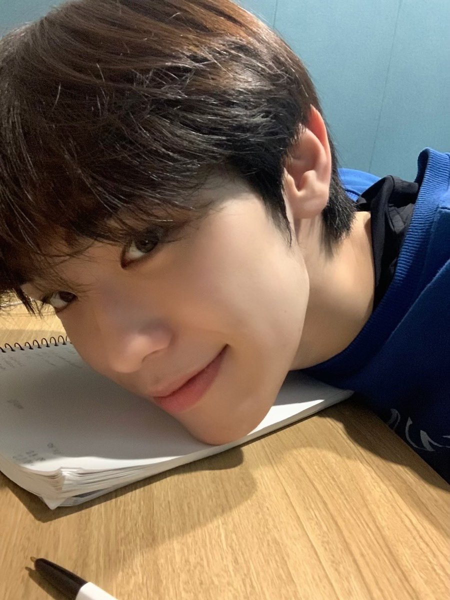 ZB1_official's tweet image. _💌

제로즈~ 벌써 시간이 이렇게 빨리 
지나가다니!! 내일이면 연습생 태래에서
아이돌 태래가 됩니다 ㅎㅎ 
한창 연습생 때 사진 한 번 풀어보아요!
지금이랑 비슷한가요?? ㅋㅋ😅
아무튼! 오래 기다려주셔서 감사해요!!
앞으로 오래 봐요 사랑해요 제로즈!

#KIMTAERAE #김태래
#ZEROBASEONE #ZB1