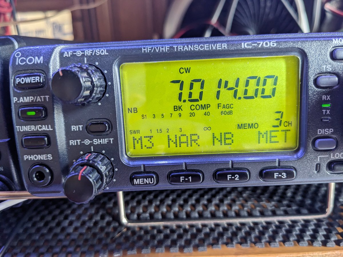 yamamisedesu's tweet image. そろそろやらなくては見難くて仕方がない！
重い腰を上げ液晶画面直しました。
#アマチュア無線
#Ic706
#ビネガーシンドローム