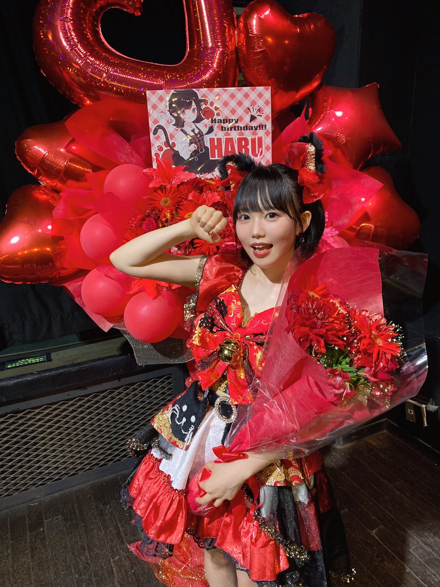 私のわがままで
憧れのアイドルさんと同じ場所で生誕祭をさせていただきました😭
招待特典もなかったので、どれくらいの人がきてくれるのか少し不安でしたが
会場いっぱいにファンの方が来てくれて、本当に幸せでした🥺

ソロ曲で感動して泣いてくれてた方もいて、やっぱりアイドルが好きだなって