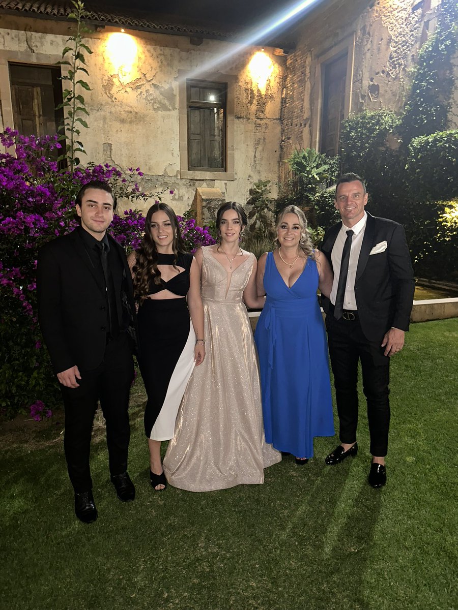 Seguimos festejando a la graduada😍👸👩‍🎓❤️ <a href="/giovannapm2009/">Giovanna</a>