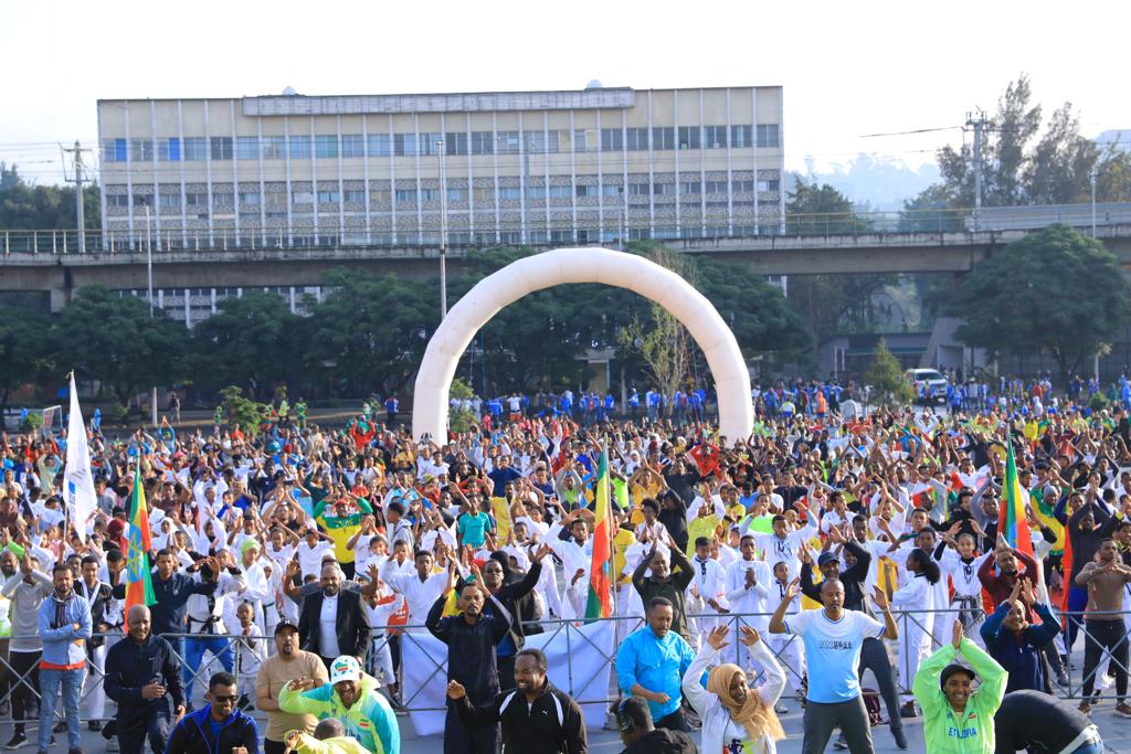 AdanechAbiebie's tweet photo. ዛሬ ማለዳ የክረምት የበጎ ፈቃድ አገልግሎት በመስጠት ላይ ከሚገኙ የከተማችን ወጣቶች ጋር በመሆን የአካል ብቃት እንቅስቃሴ እና የደም ልገሳ አድርገናል። በአዕምሮ እና በአካል የበለፀገ ትውልድ ለማፍራት የጀመርናቸው ስራዎቻችን ፍሬ ማፍራት ጀምረዋል።
የከተማችን ወጣቶች “በጎነት አያጎድልም” ብለው የበጋ የበጎ ፍቃድ ስራዎቻችን ላይ ከፊት ሆነው በመምራት እና ከበጎ አስተሳሰብ እንዲሁም ከሁሉም መልካም  ተግባሮች ጋር በመተባበር ትልቅ ሚና  ተጫውተዋል።
በዚህ ክረምትም ከበጋው ወቅት በተሻለ መልኩ የበጎ ፈቃድ አገልግሎት በከተማችን እንዲስፋፋ አቅመ ደካሞችን እንዲደግፉ፣ የአረጋዊያንን ቤት እንዲያድሱ እንዲሁም የአረንጓዴ ልማት ስራችን ላይ በንቃት እንዲሳተፉ ጥሪዬን አቀርባለሁ።