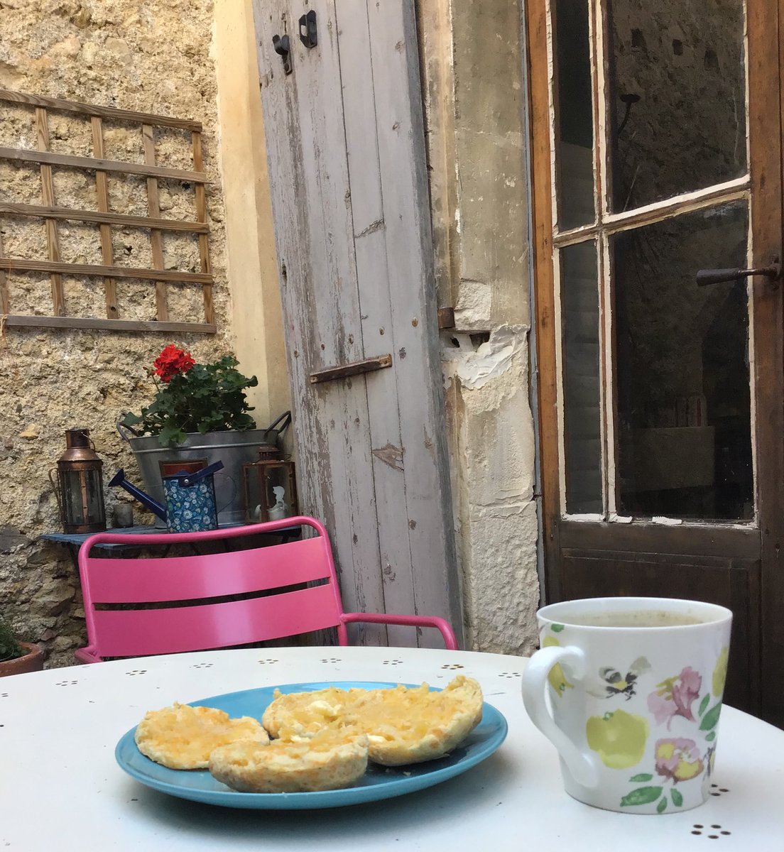 Coffee with Cheese scones fresh from the oven on the terrace. A little bit of an English Sunday morning in France (cheese french mimolette) #mavieenfrance #dimanchematin #cheesescones #faitmaison