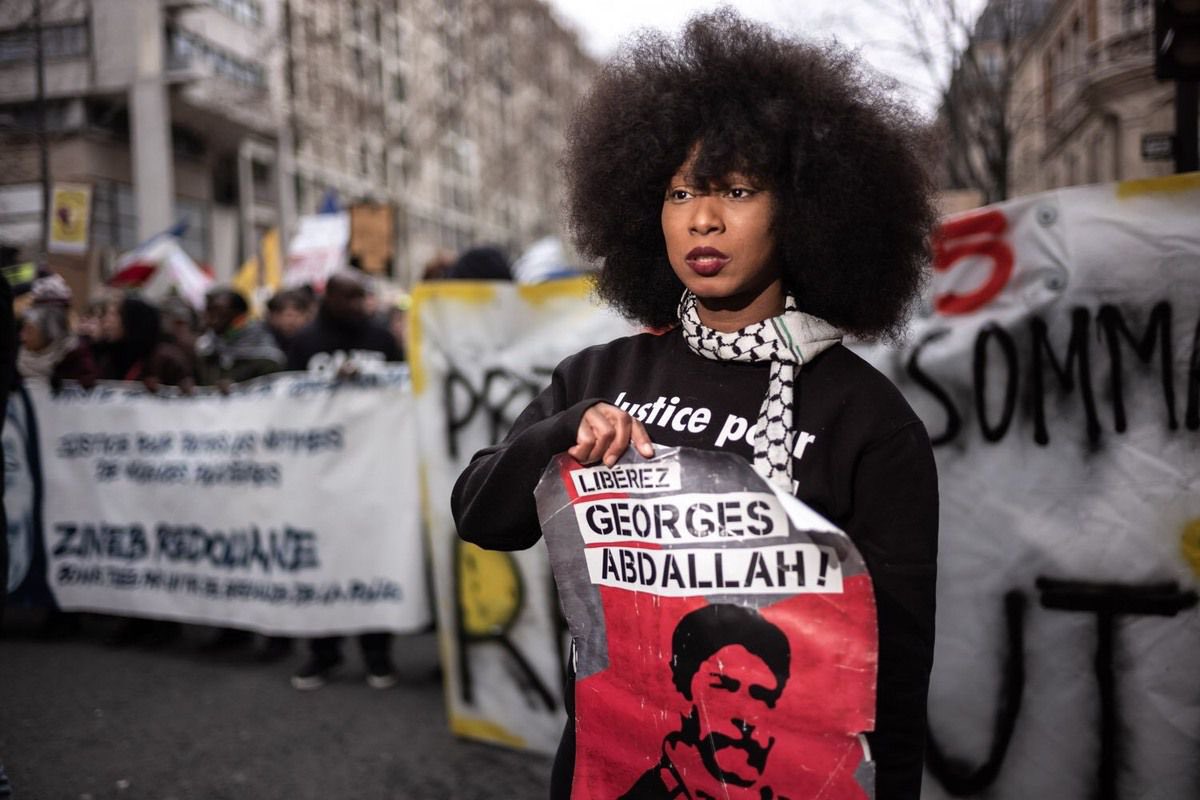 AlexandreRifai's tweet image. Rappelons que georges abdallah est un terroriste notoire condamné à la réclusion à perpétuité pour complicité d'assassinat de diplomates israéliens et américains. 

Brandir cette affiche autour du cou, en soutien au terroriste antijuif par la soeur #traoré … soutenue et validée…