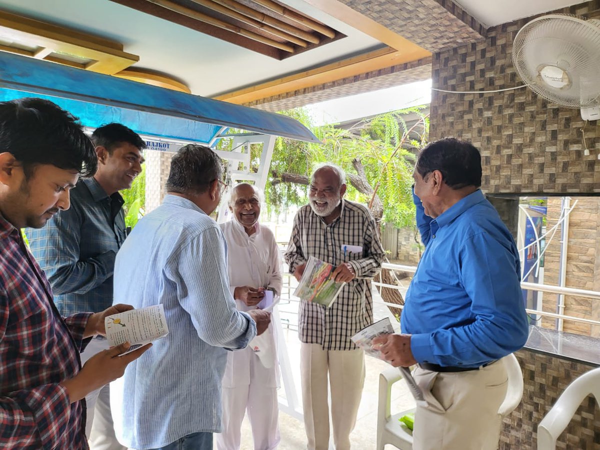 drkiritpsolanki's tweet photo. आज मेरे राणिप (अहमदाबाद ) स्थित निवासस्थान पर सामाजिक अग्रणियों के साथ वार्तालाप किया | #9yearsofmodigoverment की उपलब्धिओ की जानकारी वाली पुस्तिका अर्पण की साथ मे विकास के नये आयामो एवम सामाजिक विकास कार्यो की चर्चा की |
#9YearsOfSeva https://t.co/Cipi4vC14o