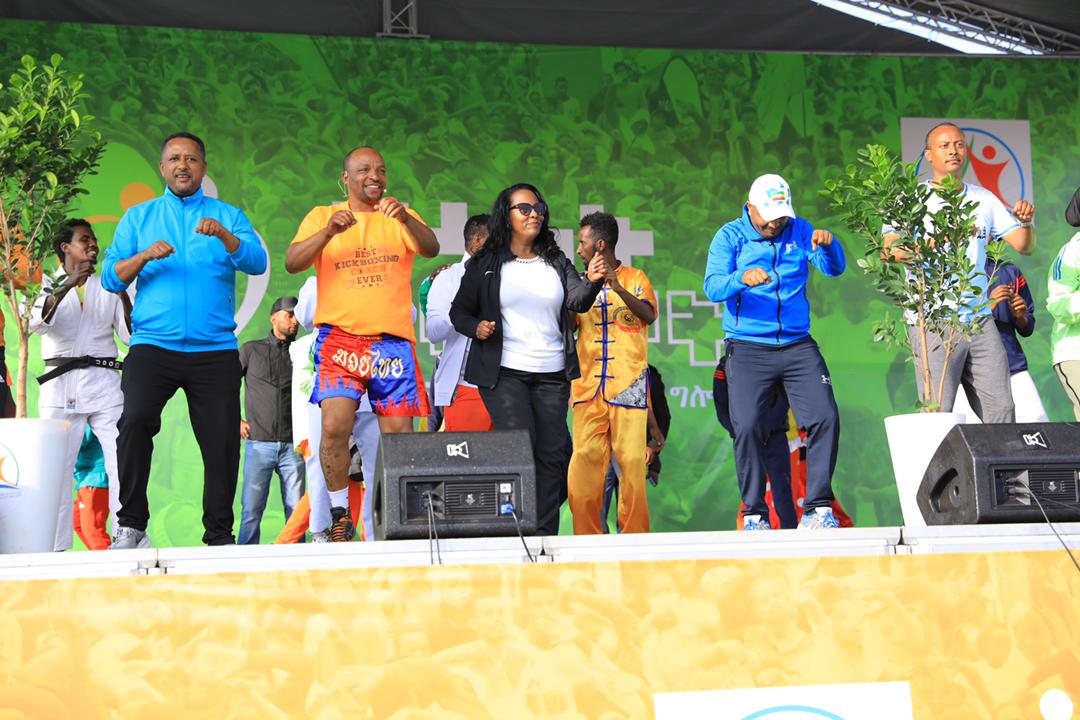 AdanechAbiebie's tweet photo. ዛሬ ማለዳ የክረምት የበጎ ፈቃድ አገልግሎት በመስጠት ላይ ከሚገኙ የከተማችን ወጣቶች ጋር በመሆን የአካል ብቃት እንቅስቃሴ እና የደም ልገሳ አድርገናል። በአዕምሮ እና በአካል የበለፀገ ትውልድ ለማፍራት የጀመርናቸው ስራዎቻችን ፍሬ ማፍራት ጀምረዋል።
የከተማችን ወጣቶች “በጎነት አያጎድልም” ብለው የበጋ የበጎ ፍቃድ ስራዎቻችን ላይ ከፊት ሆነው በመምራት እና ከበጎ አስተሳሰብ እንዲሁም ከሁሉም መልካም  ተግባሮች ጋር በመተባበር ትልቅ ሚና  ተጫውተዋል።
በዚህ ክረምትም ከበጋው ወቅት በተሻለ መልኩ የበጎ ፈቃድ አገልግሎት በከተማችን እንዲስፋፋ አቅመ ደካሞችን እንዲደግፉ፣ የአረጋዊያንን ቤት እንዲያድሱ እንዲሁም የአረንጓዴ ልማት ስራችን ላይ በንቃት እንዲሳተፉ ጥሪዬን አቀርባለሁ።