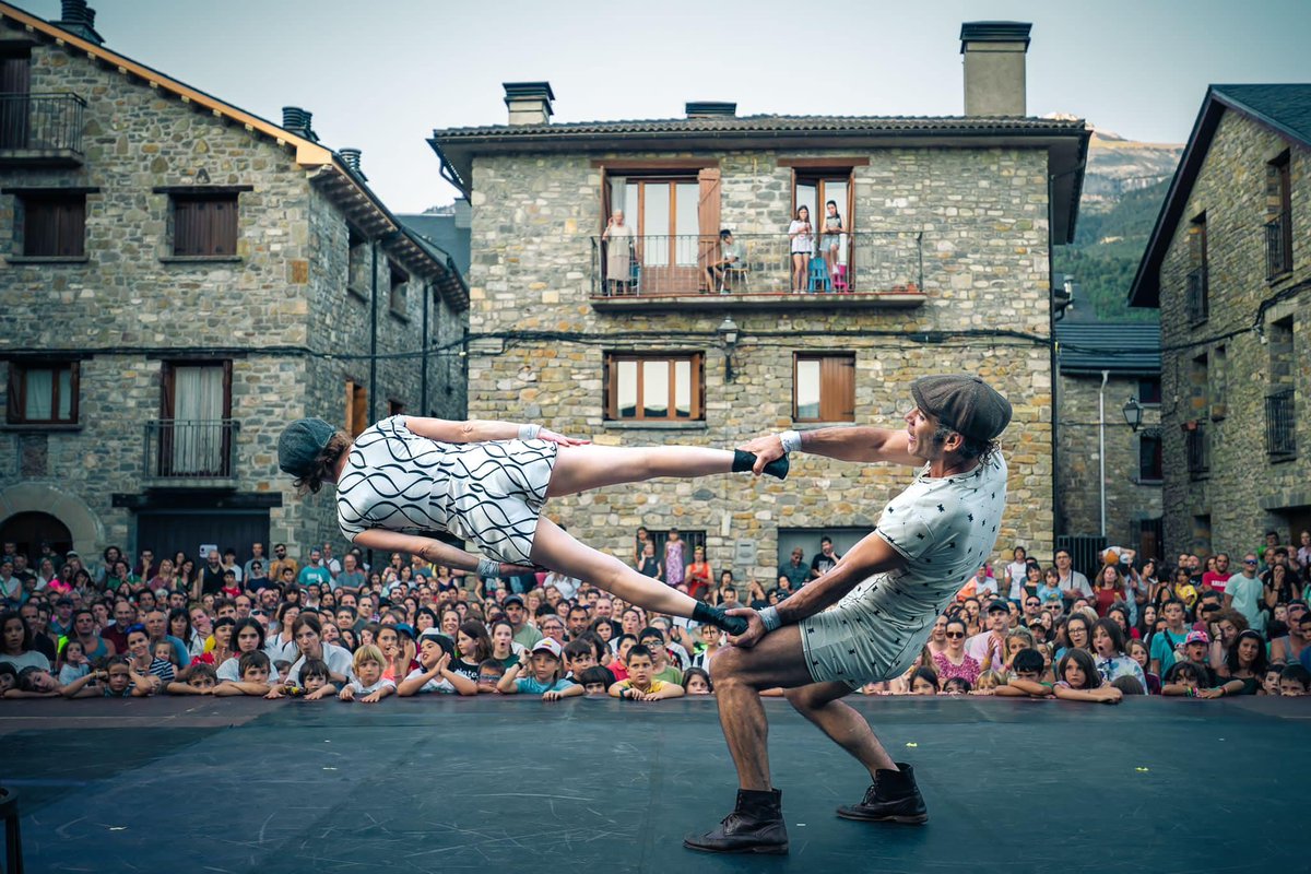villanuaturismo's tweet photo. Ayer vivimos un gran día en #Villanua gracias al Jacetania Circus Festival. Acrobacias, humor, espectáculo y el más difícil todavía que ha mantenido a niños y mayores en un constante vilo. Hoy por la tarde, más, en sesiones de 19 y 20hs. @cJacetania https://t.co/DP9goKgfGQ
