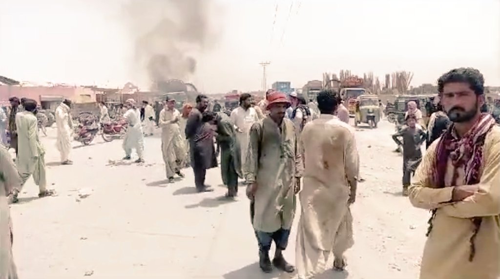 Quetta: Rise in robbery, father and son was allegedly shot dead during resistance on snatching bike at Qambarani road, family members and residents blocked the road against incident, demanding justice from authorities.