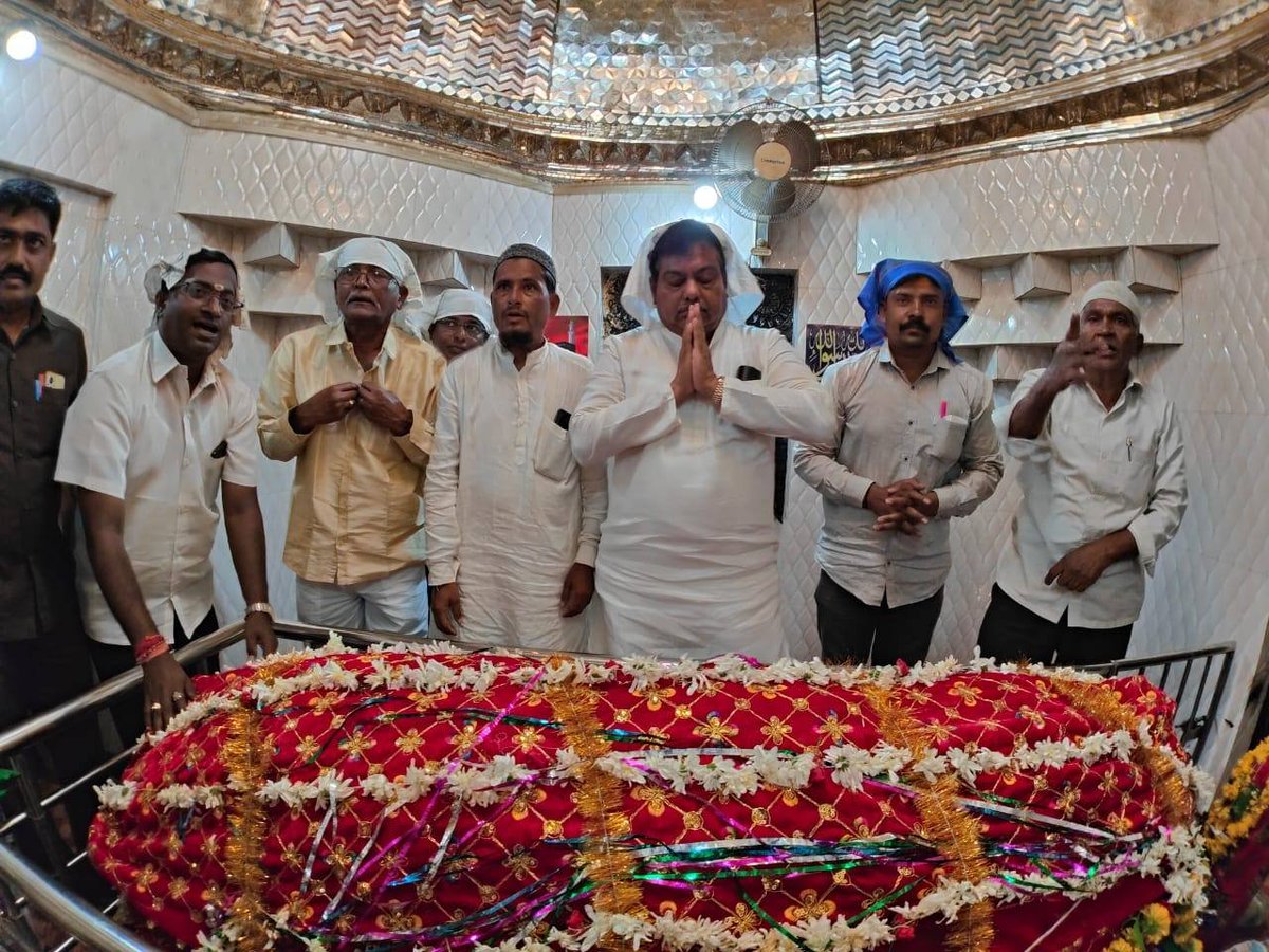 MBPatil's tweet photo. ಹಿಂದೂ-ಮುಸ್ಲಿಂ ಧರ್ಮಗಳ ಭಾವೈಕ್ಯ ಬೆಸೆಯುವ ಸಾಮರಸ್ಯ ಕೇಂದ್ರವಾಗಿರುವ  ತಿಕೋಟಾ ಪಟ್ಟಣದ ಹೊರವಲಯದಲ್ಲಿನ  ಐತಿಹಾಸಿಕ ಹಾಜಿಮಸ್ತಾನ್ ಹಾಗೂ ಬಡಕಲ್ ಸಾಹೇಬ್ ದರ್ಗಾ ಉರುಸ್ ಸಮಾರಂಭದಲ್ಲಿ ಪಾಲ್ಗೊಂಡು  ಪ್ರಾರ್ಥನೆ ಸಲ್ಲಿಸಿದೆ. https://t.co/V41N1jIUPr