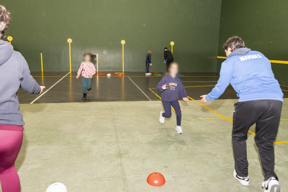 ui1Universidad's tweet photo. 🏃♂️Para uno de los participantes del Proyecto PHASE, realizar ejercicio en familia, además de ser una práctica saludable, fomenta el vínculo entre padres e hijos y permite pasar más tiempo a su lado y disfrutar en familia.
#UniversidadIsabelI #PHASE #PHASEFamily #PHASEProject https://t.co/lwCD9G2JJ3