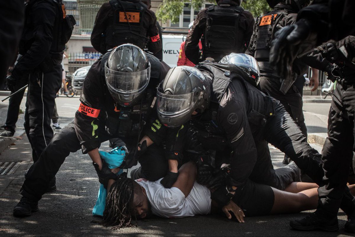 ArnaultRaphael's tweet photo. C’est exactement comme ça qu’ils ont tué Adama Traoré. Maintenant ils s’en prennent à son frère Youssouf et à toute la famille Traoré.

Mais non, il n’y a aucun problème de racisme ni de violences policières en France. https://t.co/v3WINDNEtL