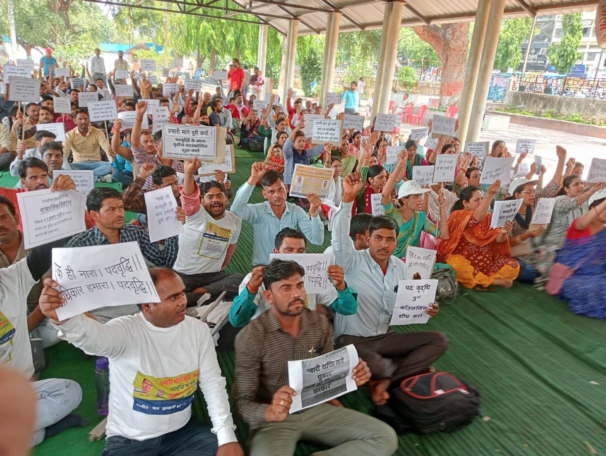 <a href="/CMMadhyaPradesh/">Chief Minister, MP</a> <a href="/ChouhanShivraj/">Shivraj Singh Chouhan</a> मामाजी <a href="/CMMadhyaPradesh/">Chief Minister, MP</a> ने
50% महिला आरक्षण के साथ 
2018 में  62,000 शिक्षक भर्ती करने की 
घोषणा रुपी सौगात भी दी थी.!

जो कि <a href="/aajtak/">AajTak</a> अधूरी है..?
#MPTET_2018 के पात्र अभ्यर्थी अपनी निर्धारित आयु सीमा को पार कर रहे हैं 🤔
अत:
#पद_वृद्धि_तृतीय_काउंसलिंग_2018
कर न्याय करो सरकार 🙏