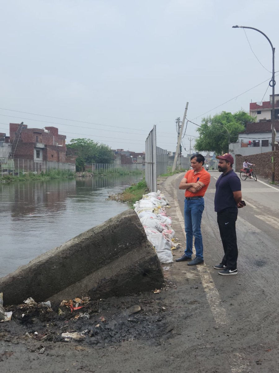 mcldhofficial's tweet photo. Sandbags being placed to strengthen banks of Buddha nullah at different points.

Senior officials of Municipal Corporation are in field to monitor the situation.
 #HeavyRainfall #MCL #MCLudhiana #Rainyseason #Monsoon #rainfall #nature #Workinginrain #workhard #GovtofPunjab https://t.co/hWVrgP32Dk