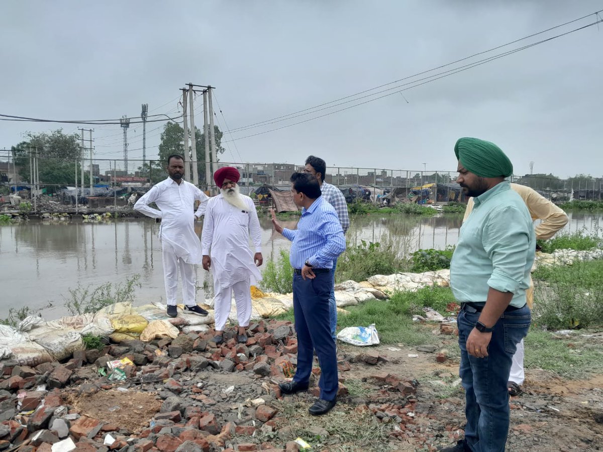 mcldhofficial's tweet photo. Sandbags being placed to strengthen banks of Buddha nullah at different points.

Senior officials of Municipal Corporation are in field to monitor the situation.
 #HeavyRainfall #MCL #MCLudhiana #Rainyseason #Monsoon #rainfall #nature #Workinginrain #workhard #GovtofPunjab https://t.co/hWVrgP32Dk