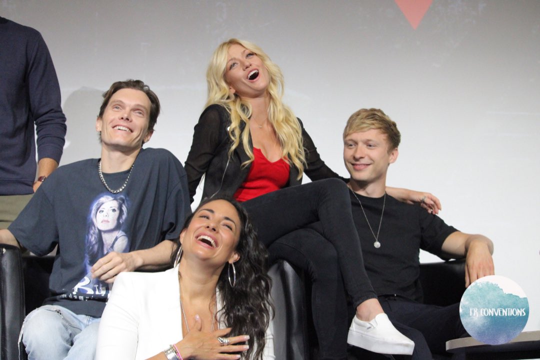 FrConventions's tweet image. Matthew est arrivé à son tour à la #ETSW de @DreamitCon ! C’est parti ➰