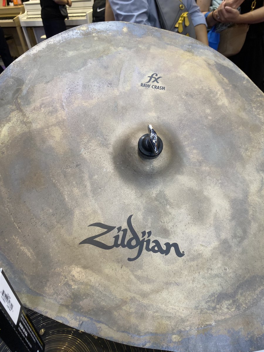 xJkit's tweet image. Zildjian 這片 Raw Crash 銅鈸每次形狀都不一樣，保證聲音獨特且純手工打造 🤭 

#cymbal @ZildjianCompany