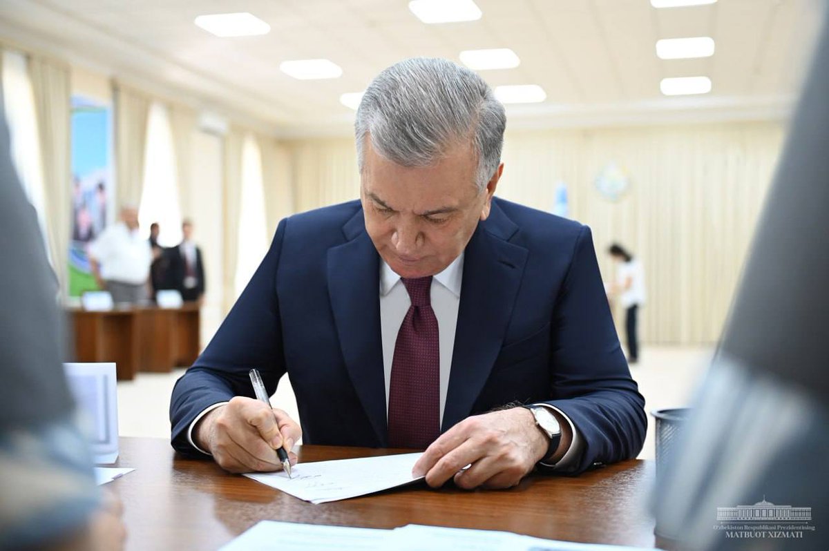 turkistanhaber_'s tweet photo. Özbeksitan Cumhurbaşkanı ve Cumhurbaşkanı adayı Şavkat Mirziyoyev ailesiyle birlikte seçimde oy kullandı.

Girişimciler ve işadamları hareketi, erken Cumhurbaşkanlığı seçimlerinde Liberal-Demokrat Parti'den Şavkat Mirziyoyevoy'i aday göstermişti.

Son yapılan anayasa ⤵️⤵️ https://t.co/ANi2ECGWb2