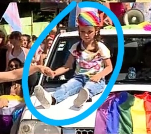 Na mesma marcha LGBT do Porto ontem. 

Nudez com sangue e crianças.

D O E N T E S