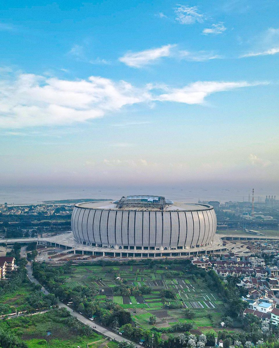 BREAKING : Konsultan desain yang bermarkas di Inggris, Buro Happold membuat pengakuan mengejutkan terkait Jakarta International Stadium (JIS) yang dinilai masih banyak kekurangan.

Menurut Buro Happold pembangunan JIS ternyata tak sesuai dengan panduan mereka.

🗣️"Pihak Jakarta