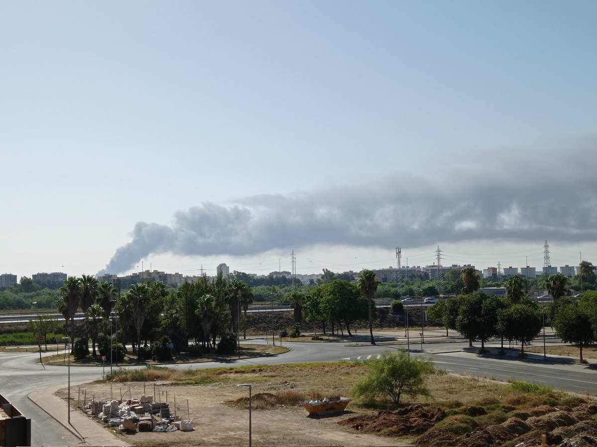 eustma's tweet photo. El #incendio de #Alcalá desde el #Aljarafe #Sevillano https://t.co/hTTziPO5Rd
