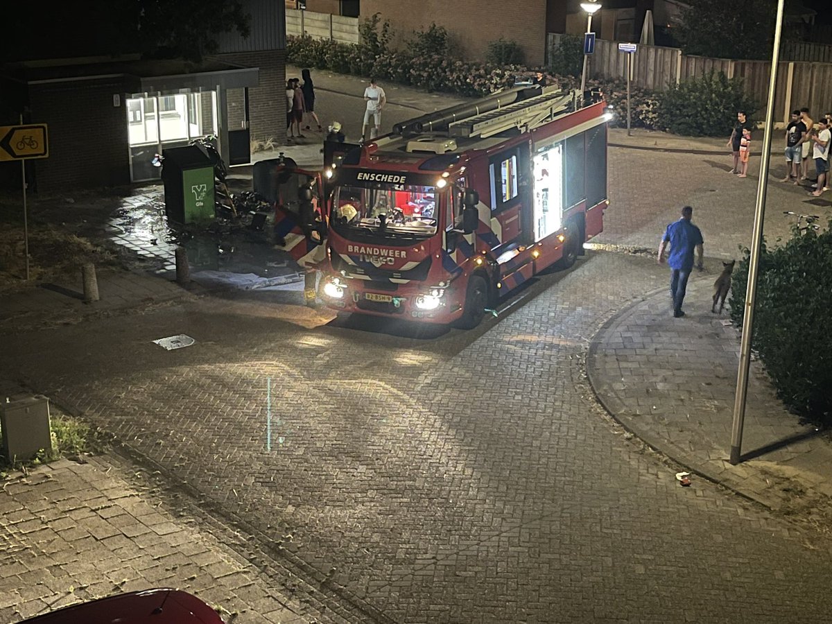 DiftarEnschede's tweet photo. Ook dit is #diftar
Midden in de nacht wakker worden door de helden van @BrandweerTwente 
Omdat iemand het nodig vond om de rotzooi die er al een week ligt, in de fik te steken.
@Gem_Enschede @TwenteMilieu @1TEnschede @Handhaving053 https://t.co/pTuxfAMoZ0
