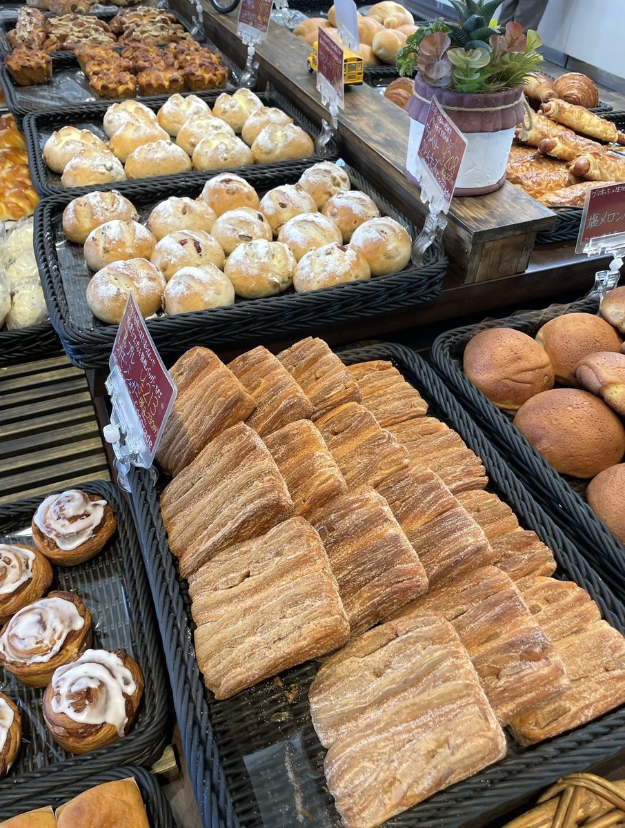 軽井沢アウトレット近く
おすすめパン屋さんの紹介🍞

アウトレットから車で30分弱で行ける
『ベーカリー ココラデ御代田』

案件とかではなく、自分も軽井沢行く際は必ず行きます✨

特に牛乳パンは前もって電話予約必須です！

よければNIKEアウトレット行った際にどうぞ😋
inakappe-club.jp/miyota