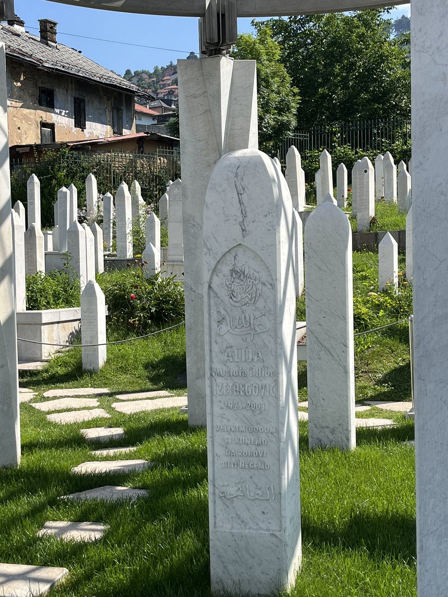 Bosna ya gelen her müslümanın yaptığı gibi biz de İslam Orduları Başkomutanı büyük mücahit Aliya İzzet Begoviç’in huzuruna geldik.