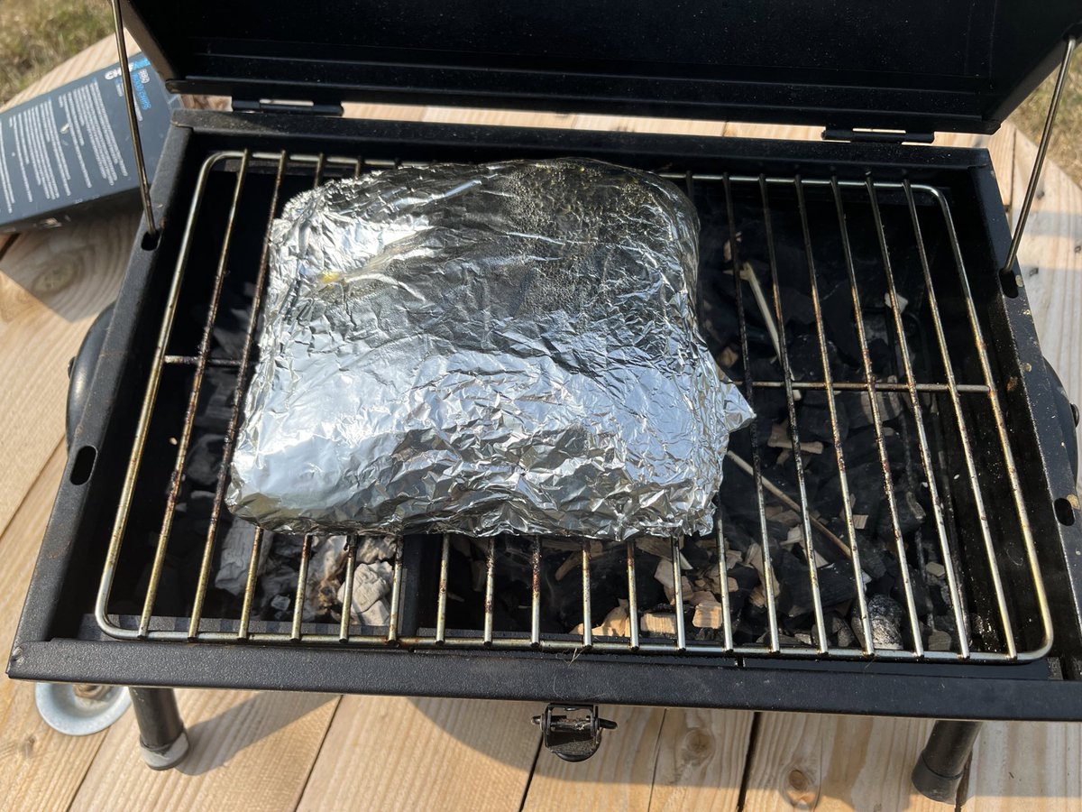 kleinkraakie's tweet image. Zo onze mini bbq staat aan met een kilo gemarineerde klapstuk erop voor een overheerlijke pulled beef (hoop ik).
#pulledbeef #bbq