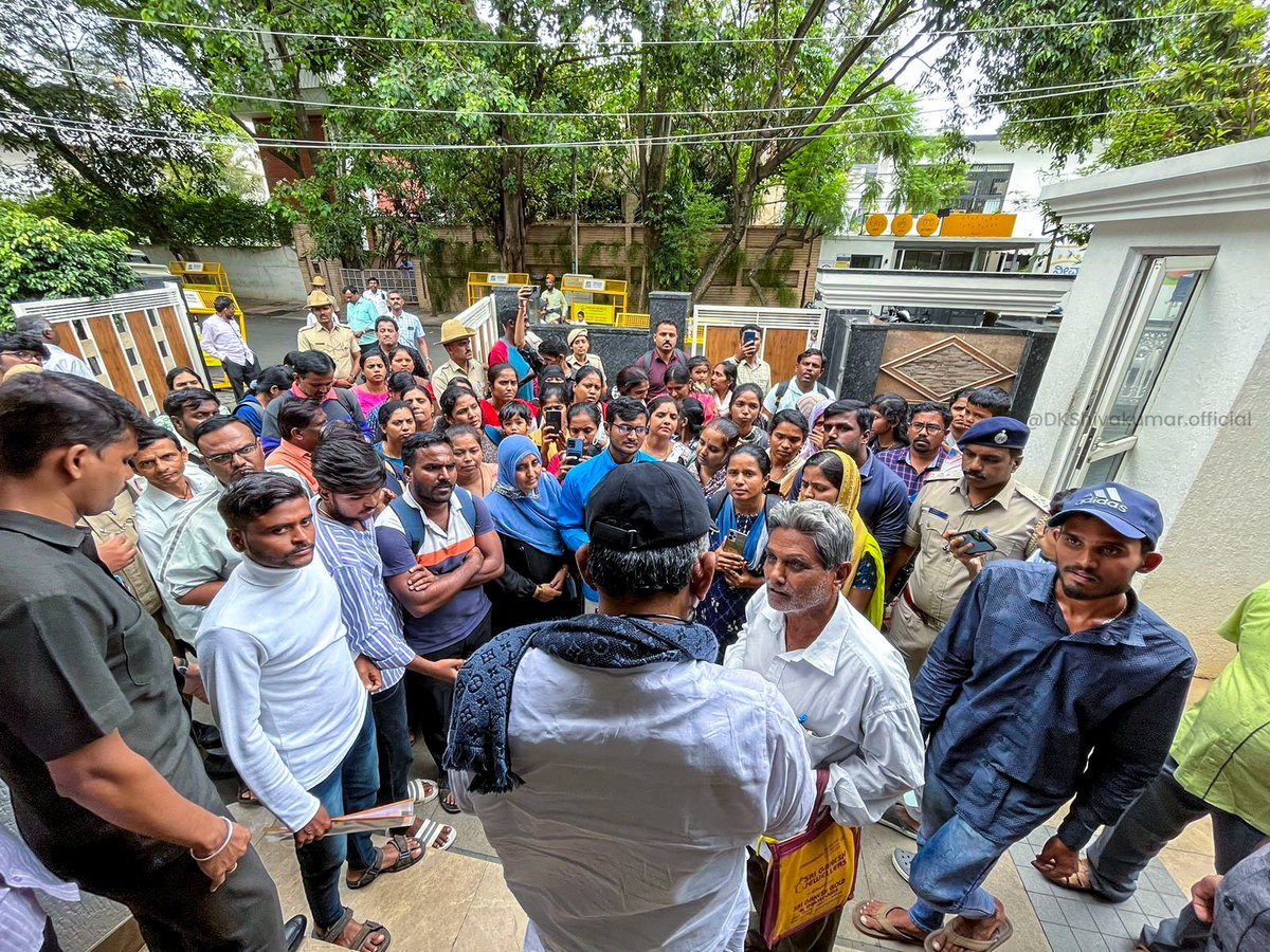 DKShivakumar's tweet photo. ಪದವೀಧರ ಪ್ರಾಥಮಿಕ ಶಾಲಾ ಶಿಕ್ಷಕರ ನೇಮಕಾತಿ ಪರೀಕ್ಷೆಯಲ್ಲಿ ಆಯ್ಕೆಯಾದ ರಾಜ್ಯದ ನಾನಾ ಭಾಗದ ಪದವೀಧರ ಅಭ್ಯರ್ಥಿಗಳು ಇಂದು ನನ್ನನ್ನು ಬೆಂಗಳೂರಿನಲ್ಲಿ ಭೇಟಿ ಮಾಡಿ, ನೇಮಕಾತಿ ಆದೇಶ ಪ್ರತಿ ನೀಡುವಂತೆ ಮನವಿ ಮಾಡಿದರು. ಅವರ ಕೋರಿಕೆ ಅರಿತು, ಸಂಬಂಧಪಟ್ಟವರೊಂದಿಗೆ ಚರ್ಚಿಸಿ ಈ ಸಮಸ್ಯೆ ಬಗೆಹರಿಸುವುದಾಗ�� ಭರವಸೆ ನೀಡಿದೆ. https://t.co/6XTPLQ6Yze