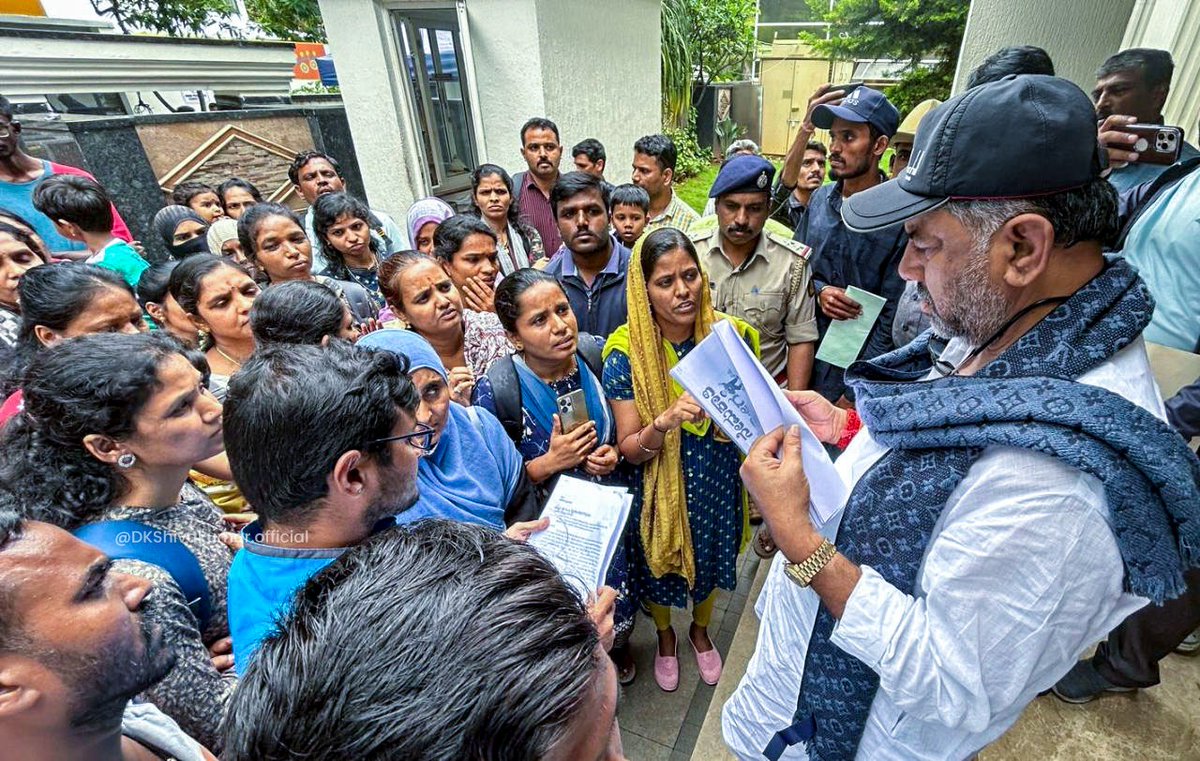 DKShivakumar's tweet photo. ಪದವೀಧರ ಪ್ರಾಥಮಿಕ ಶಾಲಾ ಶಿಕ್ಷಕರ ನೇಮಕಾತಿ ಪರೀಕ್ಷೆಯಲ್ಲಿ ಆಯ್ಕೆಯಾದ ರಾಜ್ಯದ ನಾನಾ ಭಾಗದ ಪದವೀಧರ ಅಭ್ಯರ್ಥಿಗಳು ಇಂದು ನನ್ನನ್ನು ಬೆಂಗಳೂರಿನಲ್ಲಿ ಭೇಟಿ ಮಾಡಿ, ನೇಮಕಾತಿ ಆದೇಶ ಪ್ರತಿ ನೀಡುವಂತೆ ಮನವಿ ಮಾಡಿದರು. ಅವರ ಕೋರಿಕೆ ಅರಿತು, ಸಂಬಂಧಪಟ್ಟವರೊಂದಿಗೆ ಚರ್ಚಿಸಿ ಈ ಸಮಸ್ಯೆ ಬಗೆಹರಿಸುವುದಾಗ�� ಭರವಸೆ ನೀಡಿದೆ. https://t.co/6XTPLQ6Yze
