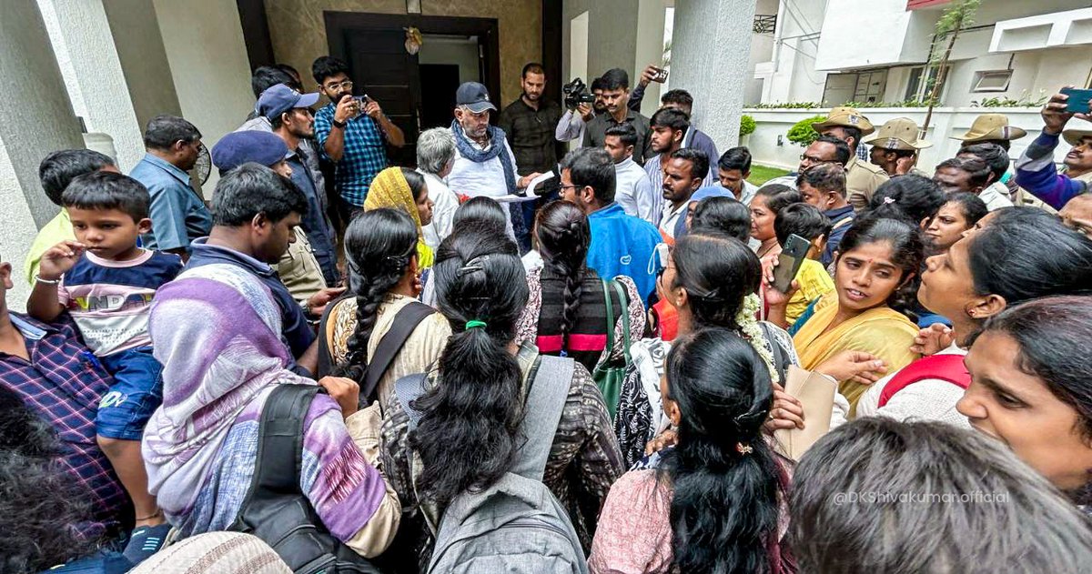 DKShivakumar's tweet photo. ಪದವೀಧರ ಪ್ರಾಥಮಿಕ ಶಾಲಾ ಶಿಕ್ಷಕರ ನೇಮಕಾತಿ ಪರೀಕ್ಷೆಯಲ್ಲಿ ಆಯ್ಕೆಯಾದ ರಾಜ್ಯದ ನಾನಾ ಭಾಗದ ಪದವೀಧರ ಅಭ್ಯರ್ಥಿಗಳು ಇಂದು ನನ್ನನ್ನು ಬೆಂಗಳೂರಿನಲ್ಲಿ ಭೇಟಿ ಮಾಡಿ, ನೇಮಕಾತಿ ಆದೇಶ ಪ್ರತಿ ನೀಡುವಂತೆ ಮನವಿ ಮಾಡಿದರು. ಅವರ ಕೋರಿಕೆ ಅರಿತು, ಸಂಬಂಧಪಟ್ಟವರೊಂದಿಗೆ ಚರ್ಚಿಸಿ ಈ ಸಮಸ್ಯೆ ಬಗೆಹರಿಸುವುದಾಗ�� ಭರವಸೆ ನೀಡಿದೆ. https://t.co/6XTPLQ6Yze