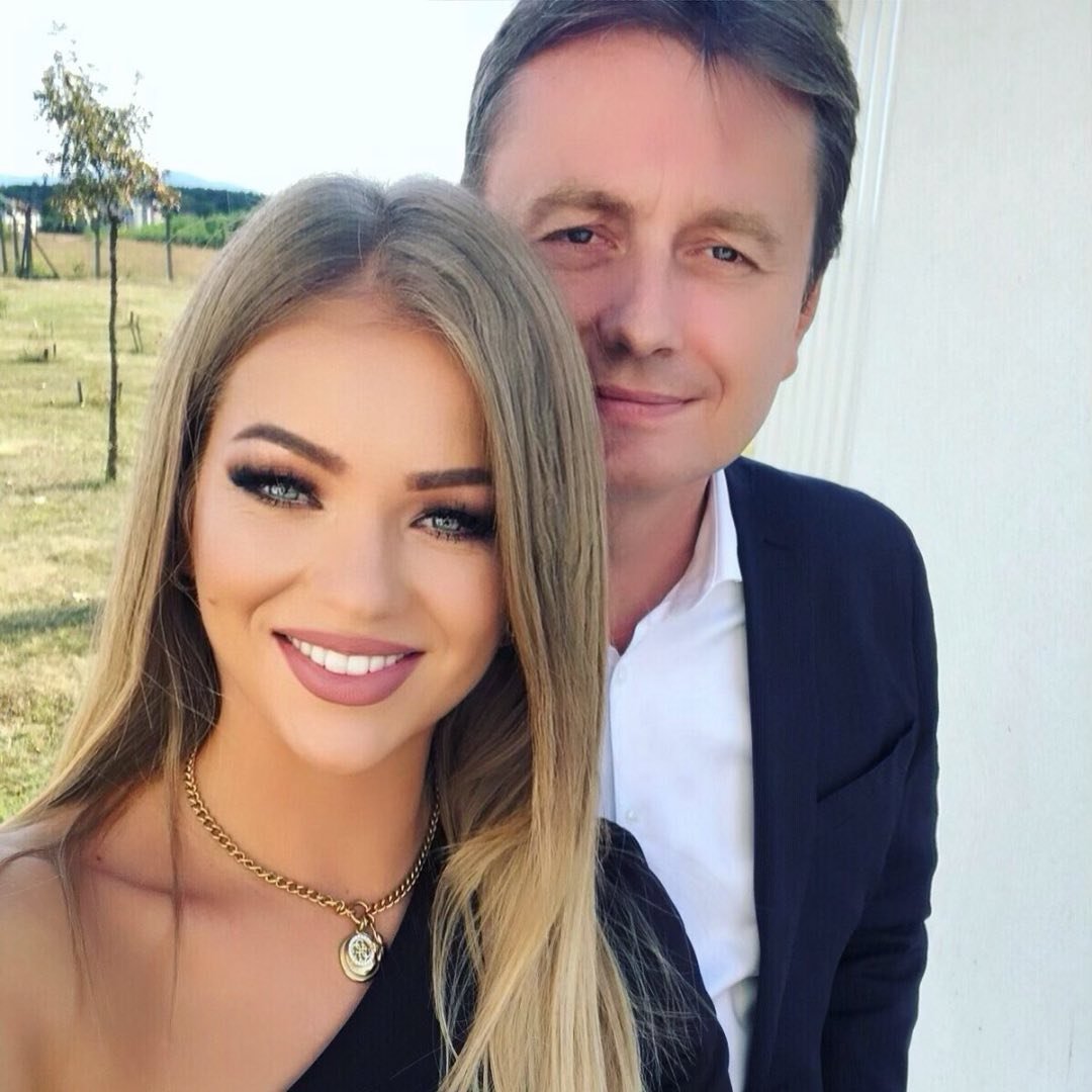 upravnikkk's tweet photo. I vi mislite da će se oni odreći ovoga? Mirno, bez da pokušaju da zadrže bez obzira na cenu? 
Samo 200 000 rešenih odlučnih muškaraca od 18 do 60 godina na jednom mestu , bez žena, bez dece, bez ljubimaca... Sa jasnim planom i ciljem.
Sve ostalo je badava. https://t.co/YLCcddvP3i