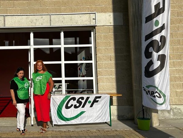 CsifLugo's tweet photo. 💚 Agradecemos la dedicación de nuestras compañeras Carmen y Oti de @CsifLugo que hoy domingo continúan en el recinto ferial de Silleda para prestar apoyo, atención y asesoramiento a las/os opositores a plazas de subalterno de la @Xunta
➡️ #CSIF TE AYUDA #CSIFteayuda
#CSIFLugo https://t.co/8QT9a3pgIM