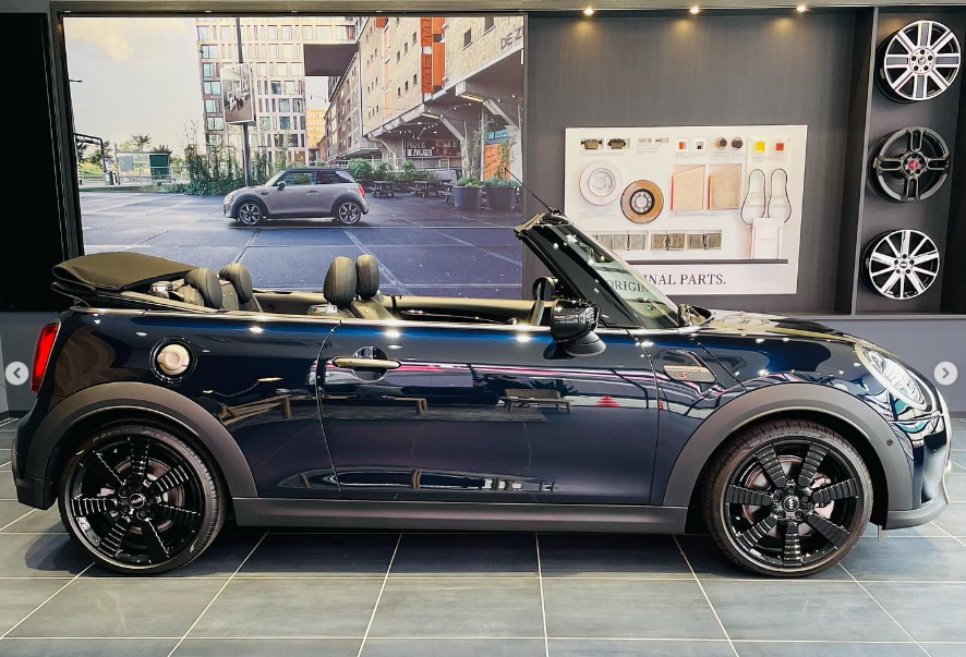 GlanzMini's tweet photo. 【MINI千葉】
イケMINI納車！
おめでとうございます！
良いデザインです！
■MINI COOPER S CONVERTIBLE■RESOLUTE EDITION.

#納車 #おめでとうございます 
#minicoopersconvertible
#エニグマブラック #特別仕様車 
#resoluteedition #かっこいい #おしゃれな
#mini千葉 https://t.co/WqfwUi3Age