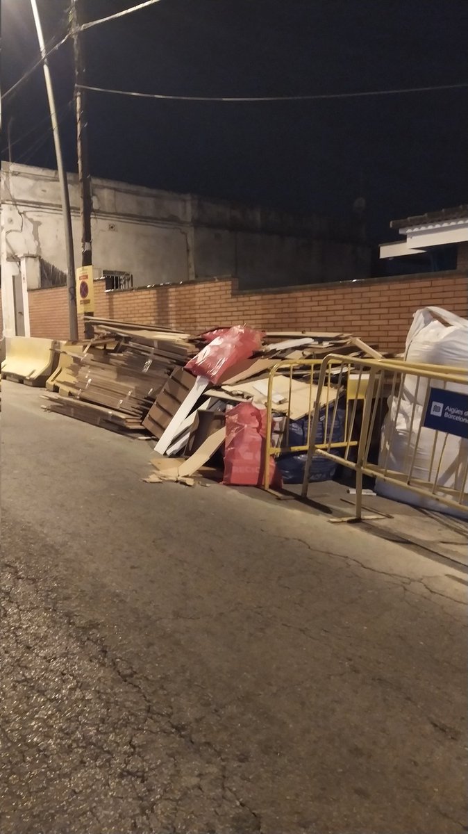 Poolack's tweet photo. @jaumecollboni @bcn_ajuntament @bcn_hg @adacolau @beteve @PSC_HG @socialistes_cat @tv3cat  Aquesta és la BCN que volíem? Aquestes són les millores en neteja? És vergonyós, ni recollida mobles ni escombreries, avisant a tfn civisme i segueix igual a hores d'ara! #etfelicitofill https://t.co/ZQrk5vJgGc