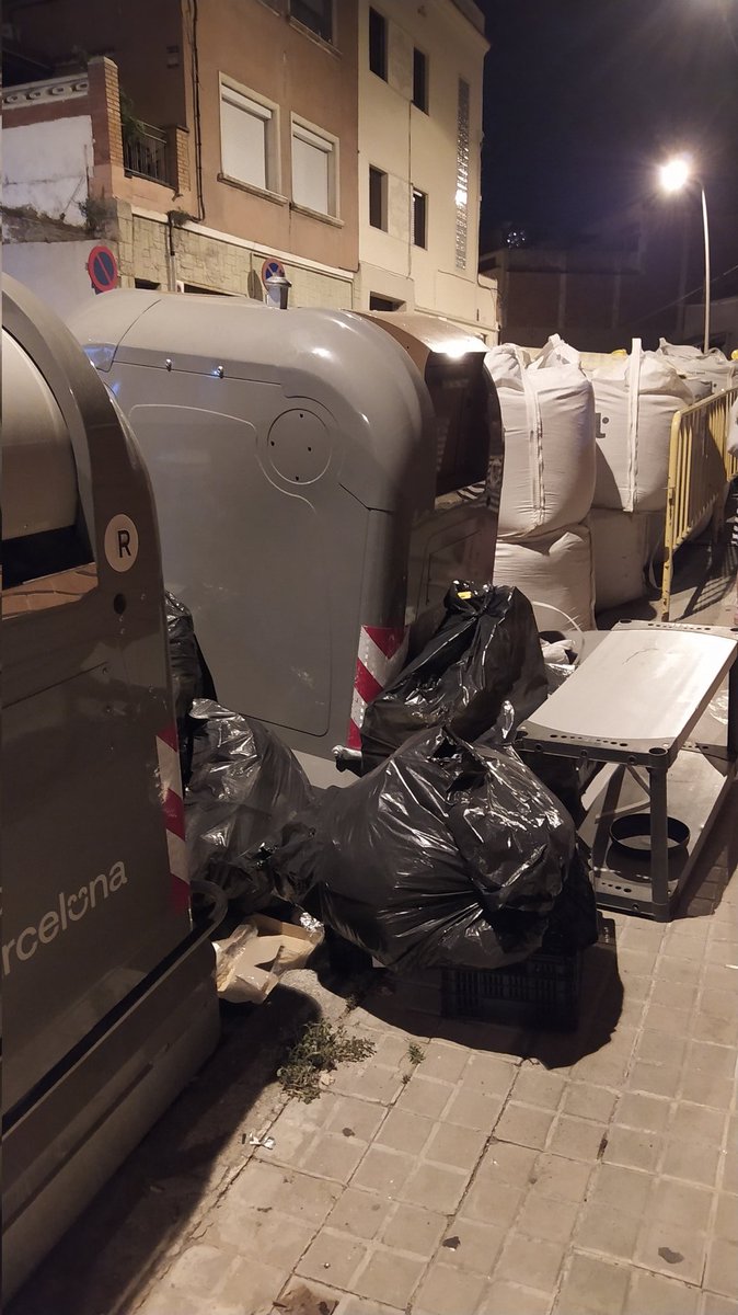 Poolack's tweet photo. @jaumecollboni @bcn_ajuntament @bcn_hg @adacolau @beteve @PSC_HG @socialistes_cat @tv3cat  Aquesta és la BCN que volíem? Aquestes són les millores en neteja? És vergonyós, ni recollida mobles ni escombreries, avisant a tfn civisme i segueix igual a hores d'ara! #etfelicitofill https://t.co/ZQrk5vJgGc