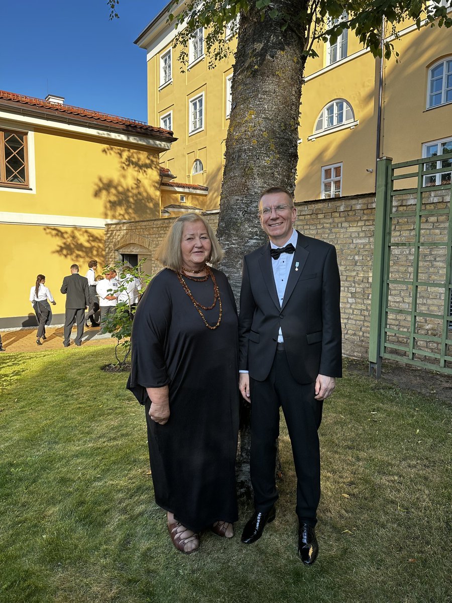 AlksneR's tweet image. Balle pilī bija negaidīts brīnums. Inaugurācija bija brīnišķīga, satiku daudzus mīļus cilvēkus. Prezidents @edgarsrinkevics (@sims_edgarsims foto), Rīgas mērs @VilnisKirsis, organizators Mārtiņš Drēģeris un mana  pavadone @RsPce. Paldies, tas bija skaisti!