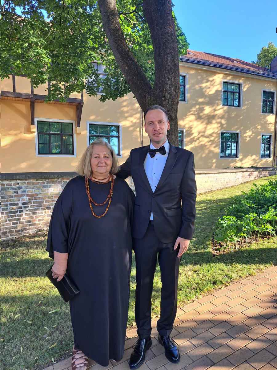 AlksneR's tweet image. Balle pilī bija negaidīts brīnums. Inaugurācija bija brīnišķīga, satiku daudzus mīļus cilvēkus. Prezidents @edgarsrinkevics (@sims_edgarsims foto), Rīgas mērs @VilnisKirsis, organizators Mārtiņš Drēģeris un mana  pavadone @RsPce. Paldies, tas bija skaisti!