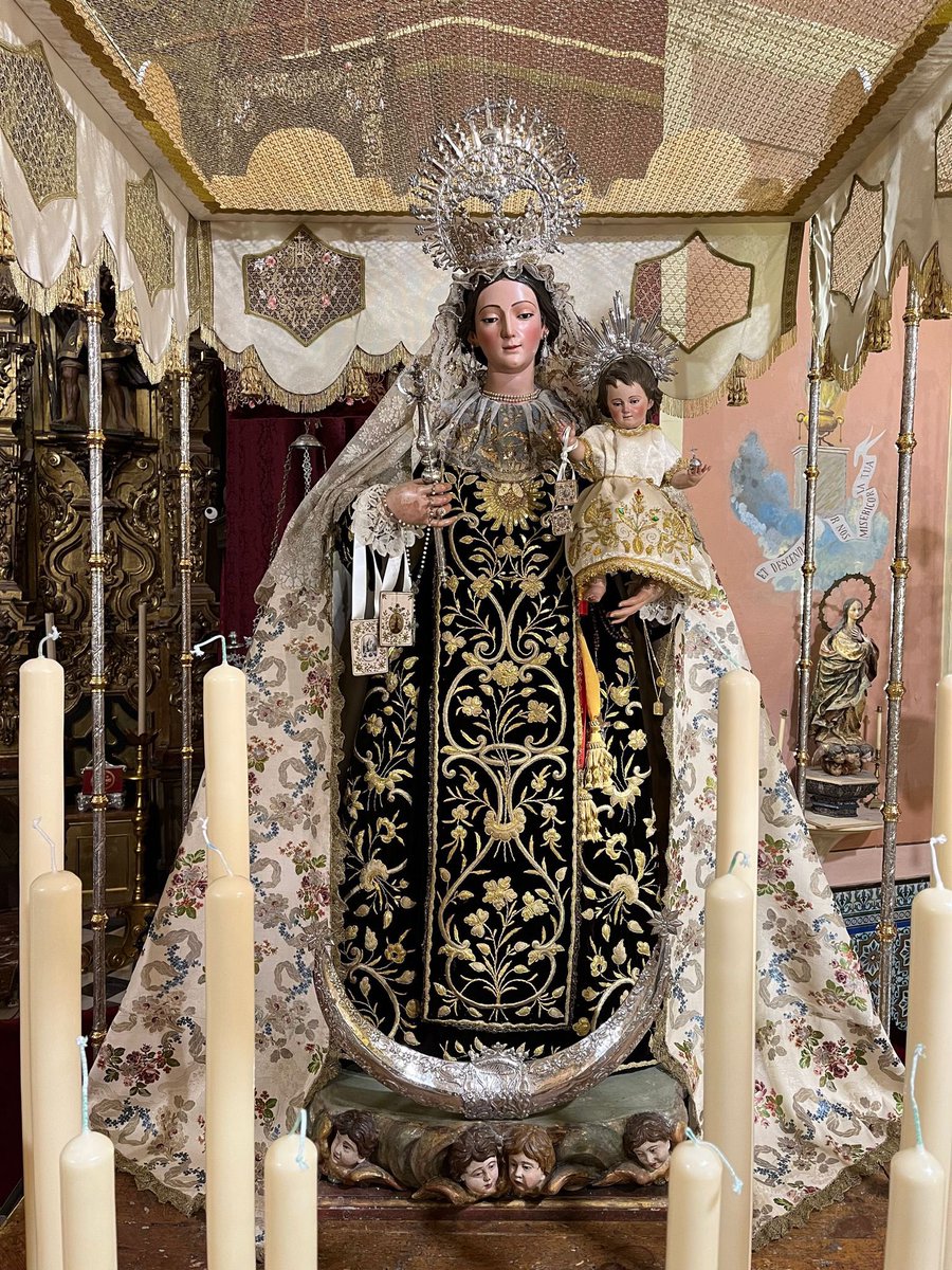 La Santísima Virgen Madre De Dios del Carmen, ataviada por su vestidor, NHD. Daniel Frías , para los cultos en su honor.