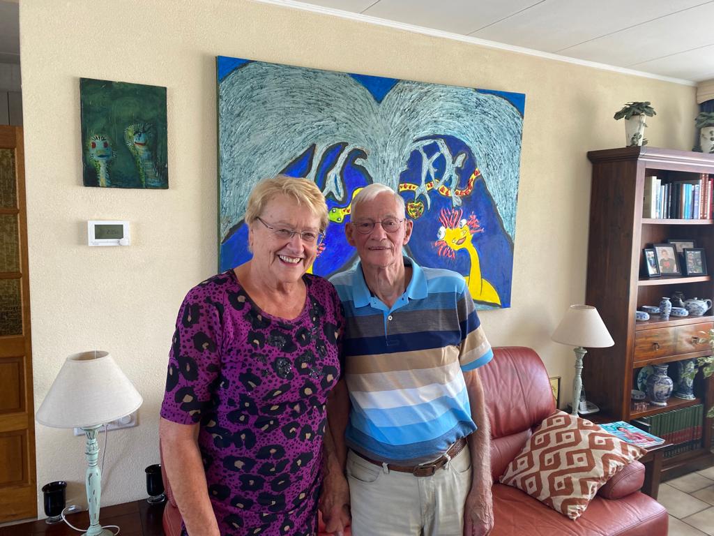 Burgemeester Astrid Heijstee-Bolt feliciteerde vrijdag 't echtpaar Lodewijk met hun briljanten, 65-jarig huwelijk. De heer Lodewijk was lang buschauffeur. Zelf hebben ze ook 'n bus gehad waarmee ze voor goede doelen naar Wit Rusland/Oekraïne reden. Nog veel mooie jaren samen!