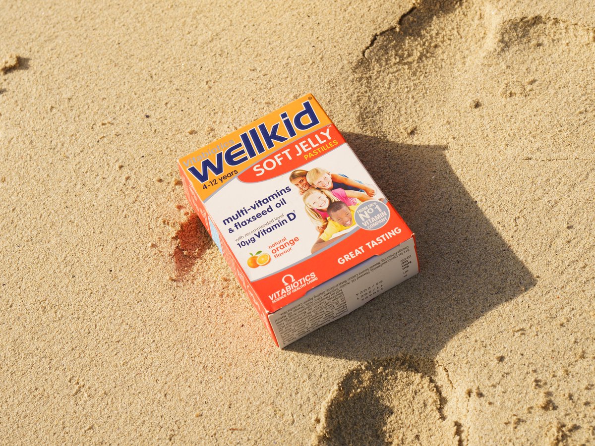 vitabiotics's tweet photo. #Wellkid Soft Jelly Pastilles aren't just a source of 11 nutrients plus flaxseed oil, they're super tasty too!
Two pastilles provide 10µg #vitaminD, as recommended by the UK Department of Health. Vitamin D is needed for the normal growth and development of bone in children. https://t.co/WPhajFFphY