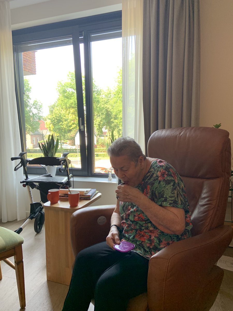 Westrik's tweet photo. Liefdevol verzorgd door mijn vrouw.
#verschonen #oorbellen in, haar stylen met mousse tijdens zondagochtend bezoek aan moeders. Doet ze goed! ❤️
#verpleeghuiswereld https://t.co/6Rsr5ve5I1