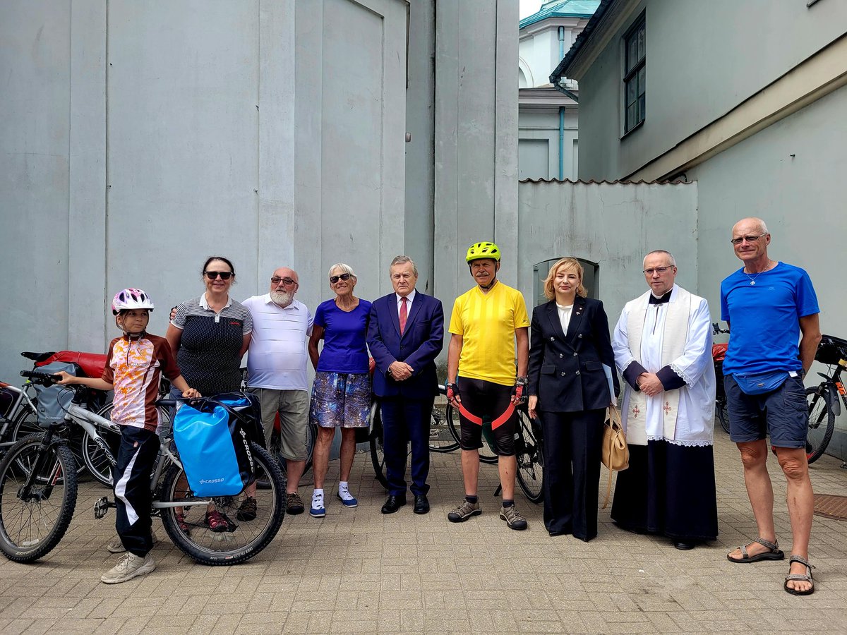 kultura_gov_pl's tweet photo. Miłe spotkanie ministra kultury @PiotrGlinski i ambasador @PLinLatvia @M_Michaliszyn z polskimi turystami z Ursynowskiego Klubu Turystki Rowerowej "Vagabundus" przed polskim Kościołem w #Rydze https://t.co/y9oTzAV7hD