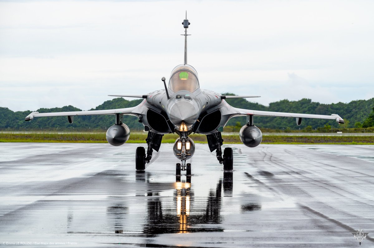 Armee_de_lair's tweet photo. Pour la première fois, 3 des Rafale 🇫🇷 déployés sur #PEGASE23 se sont posés à Palau ce 7 juillet pour mener des exercices interalliés.

La veille, 2 A400M Atlas ont décollé de la BA d’Andersen 🇺🇸 pour déployer Aviateurs et fret nécessaire à la mission.

#Coopération
@usairforce https://t.co/zPGTDLOmxN