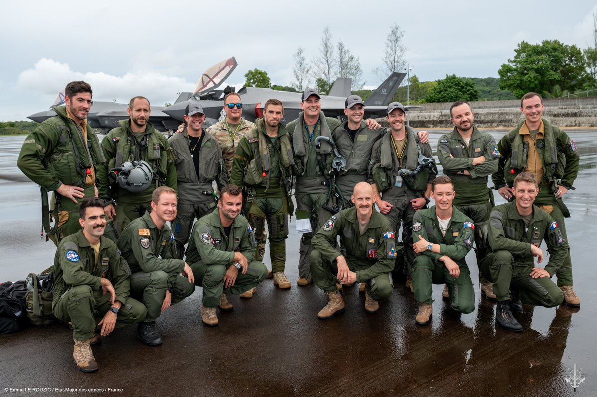 Armee_de_lair's tweet photo. Pour la première fois, 3 des Rafale 🇫🇷 déployés sur #PEGASE23 se sont posés à Palau ce 7 juillet pour mener des exercices interalliés.

La veille, 2 A400M Atlas ont décollé de la BA d’Andersen 🇺🇸 pour déployer Aviateurs et fret nécessaire à la mission.

#Coopération
@usairforce https://t.co/zPGTDLOmxN